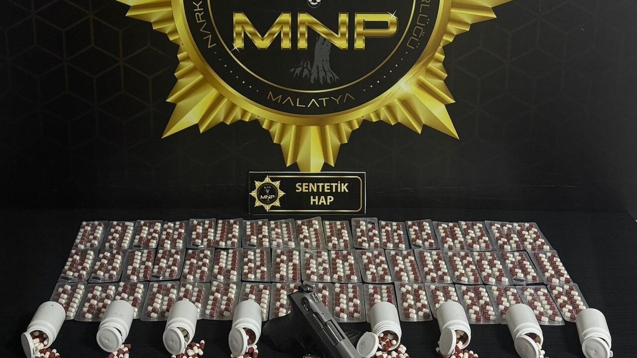 Malatya'da 'torbacı' operasyonu: 1 gözaltı, 1.169 sentetik ecza ve ruhsatsız tabanca ele geçirildi