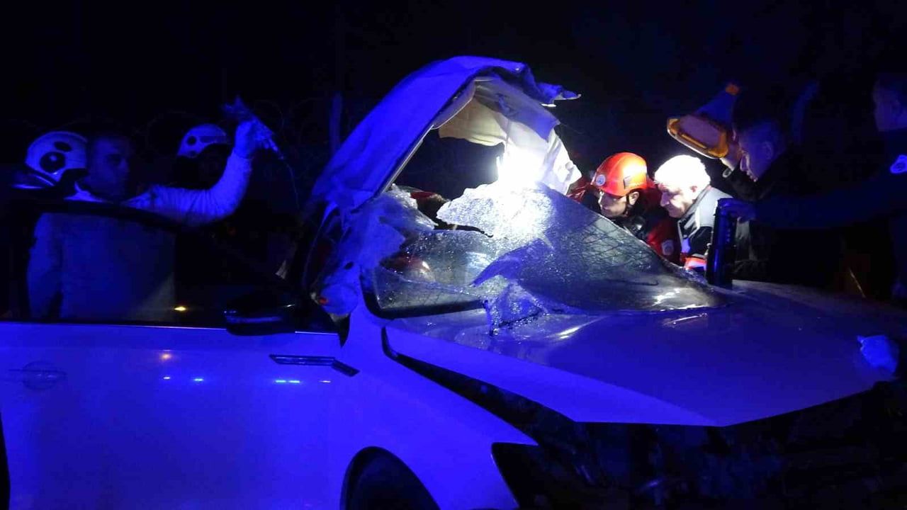 Malatya'da trambüs direğine çarpan otomobil: 1'i ağır, 2 yaralı