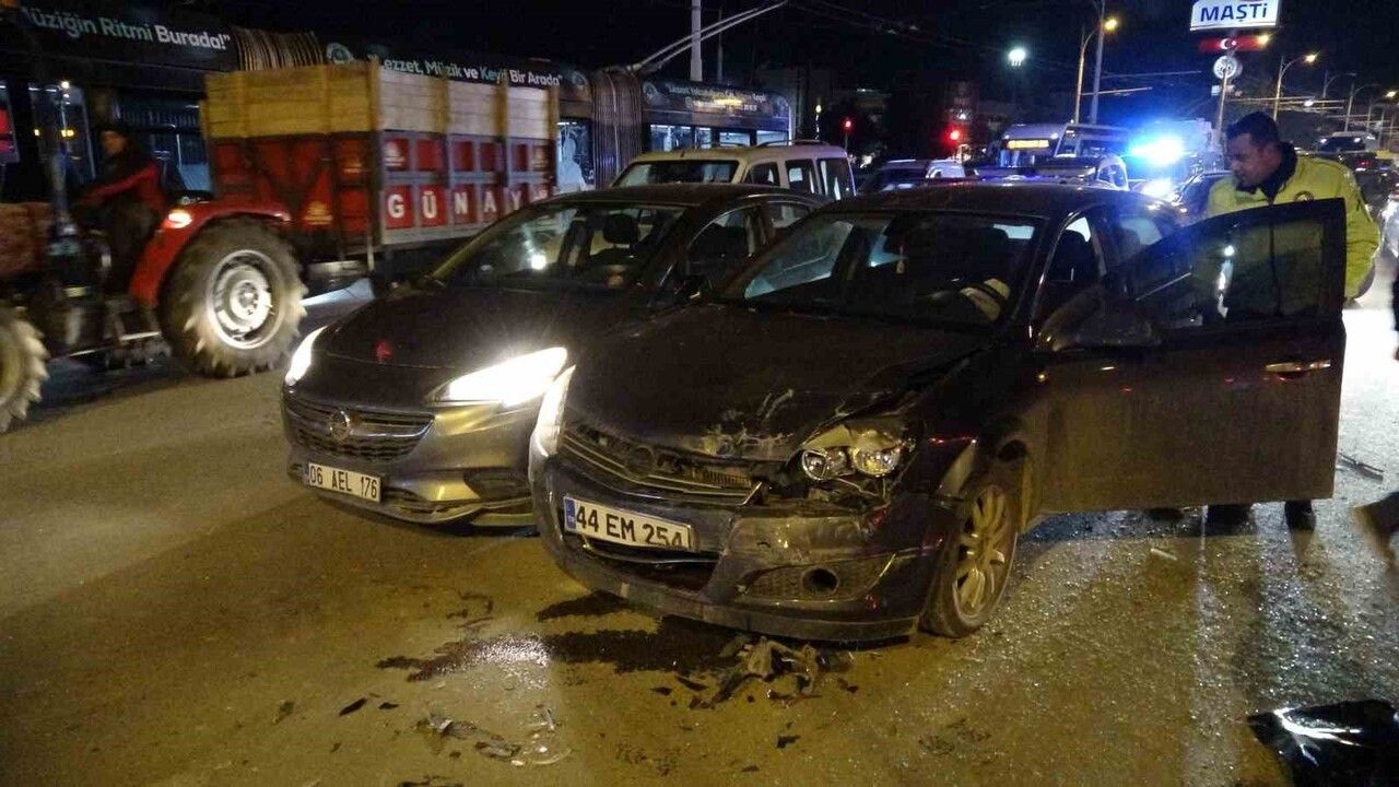Malatya'da üç aracın karıştığı zincirleme kaza: 2 yaralı