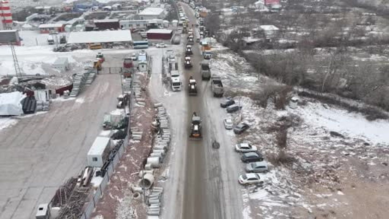 Malatya'da yoğun kar ve tipi nedeniyle çok sayıda yol ulaşıma kapatıldı