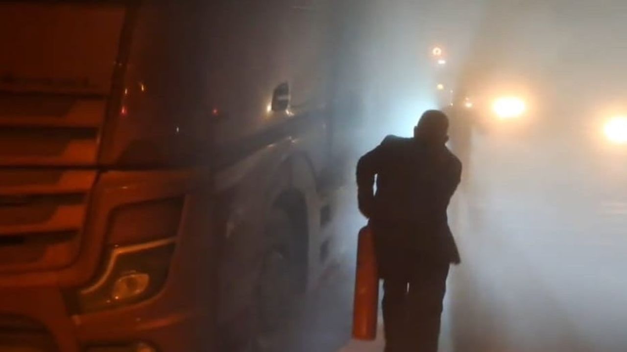 Malatya Kale'de seyir halindeki pancar yüklü tır alev aldı — maddi hasar, itfaiye müdahalesi