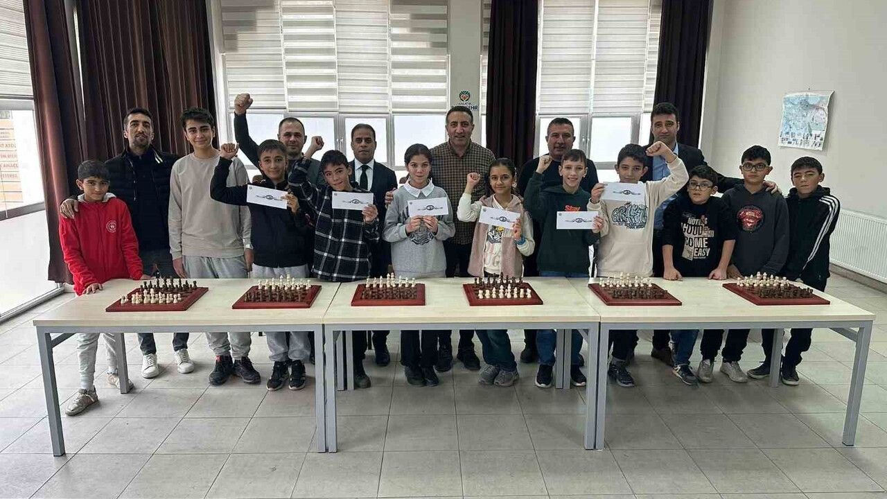 Malatya Semt Konakları öğrencileri Kernek Vahap Küçük Külliyesi'nde satranç turnuvasında yarıştı