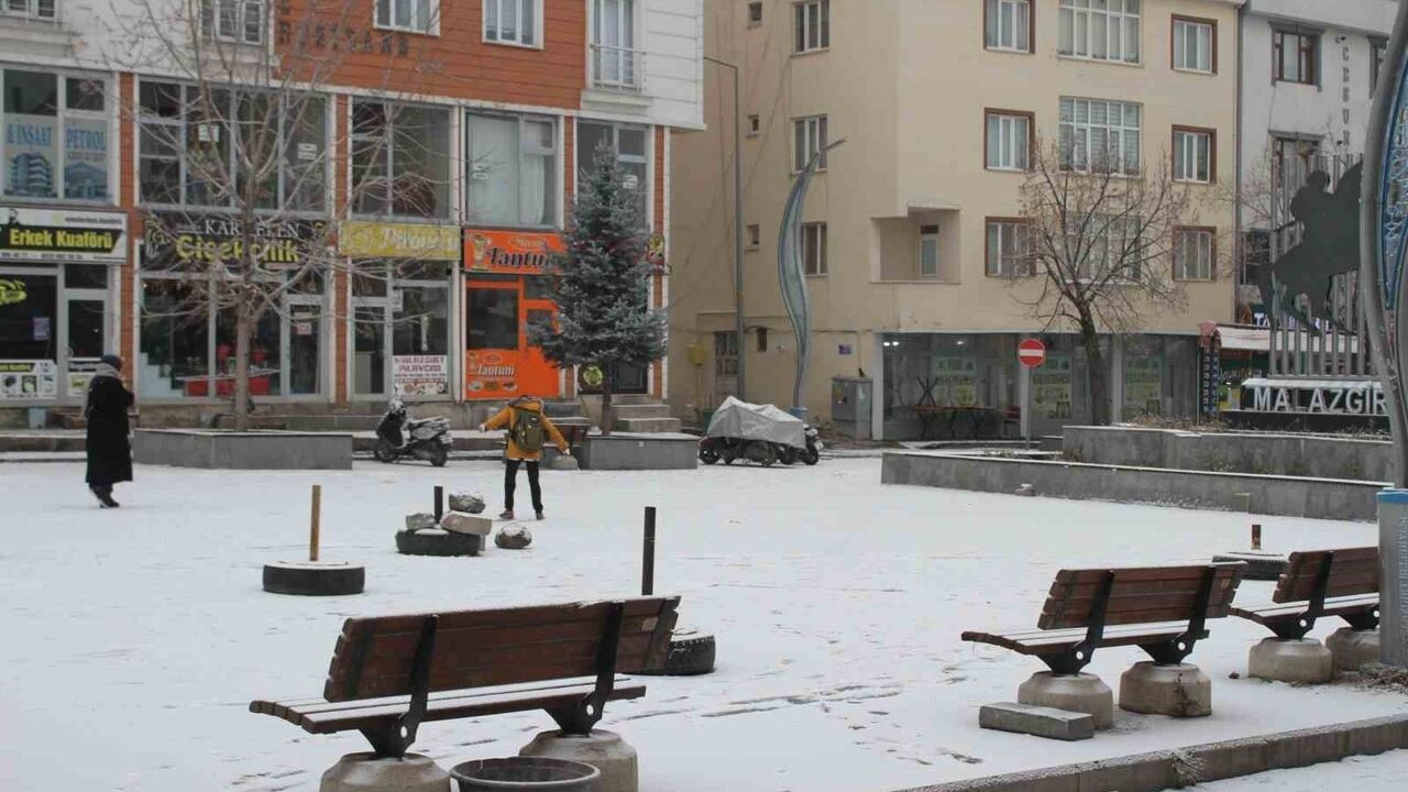 Malazgirt'te kar yağışı ilçe merkezini beyaza bürüdü
