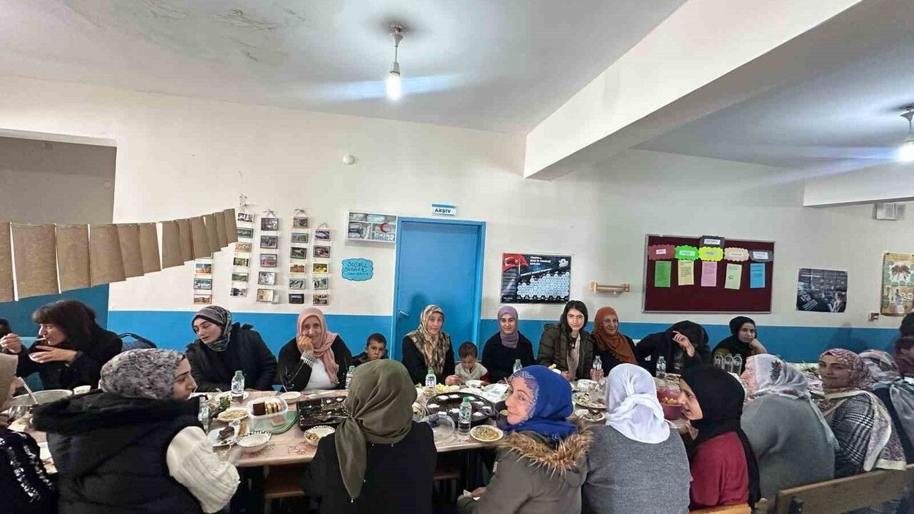 Malazgirt'te Oğuzhan Köyü İlk ve Ortaokulu'nda Yerli Malı Haftası etkinliği