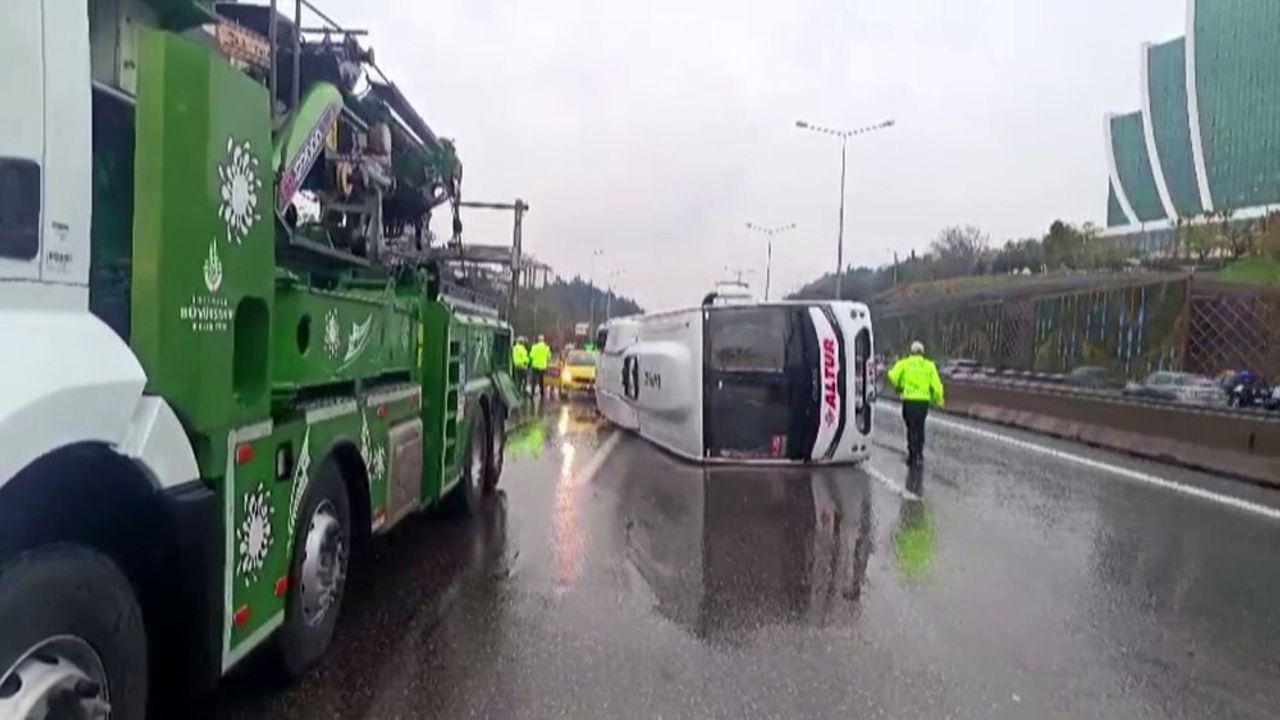 Maltepe D-100'de servis minibüsü devrildi: 5 yaralı