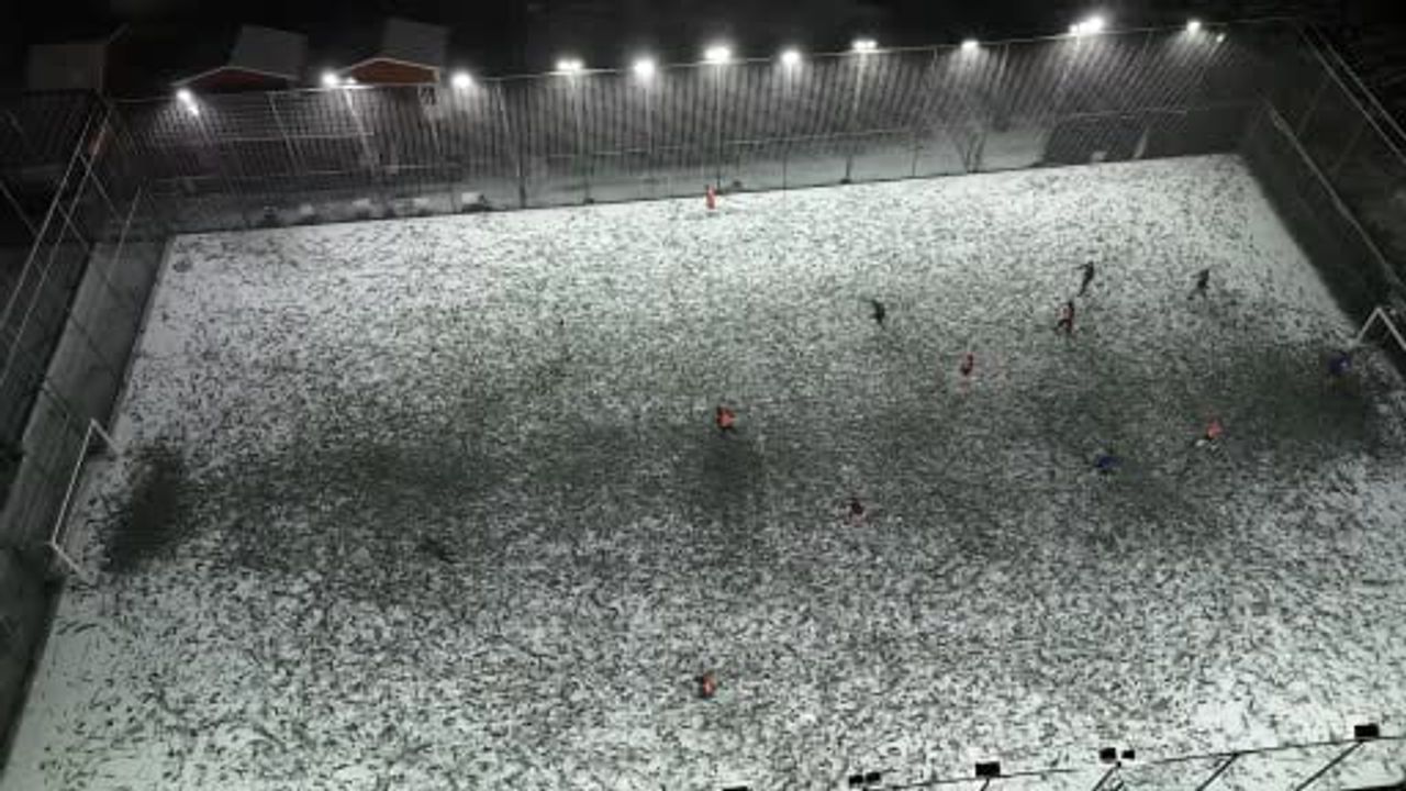 Maltepe'de kar altında halı saha maçı: Futbolseverler maçı bırakmadı