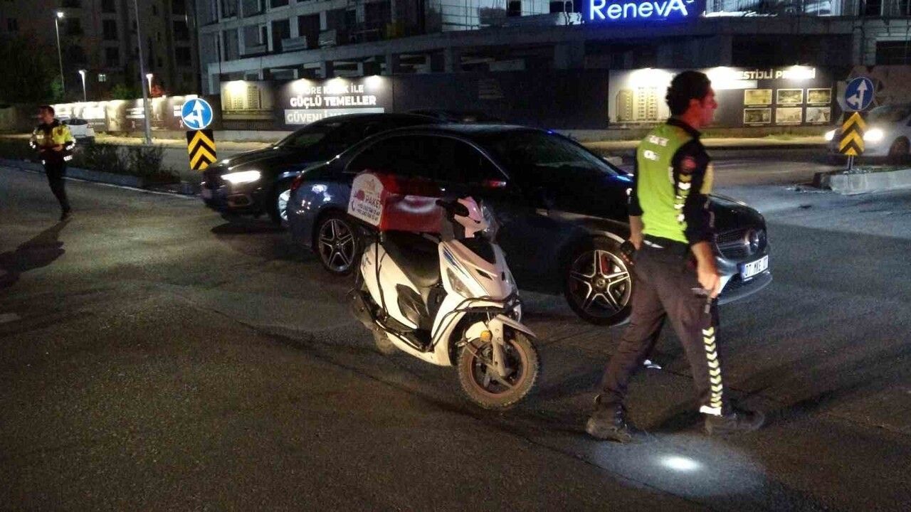 Manavgat Adliye Kavşağında Motosikletle Otomobil Çarpıştı: 1 Yaralı