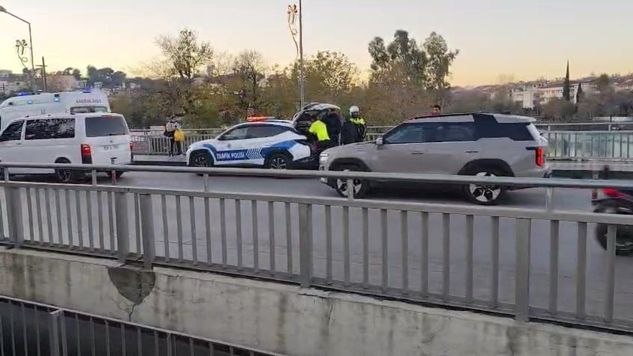 Manavgat Köprüsü'nde devrilen motosiklet otomobile çarptı: Sürücü yaralandı