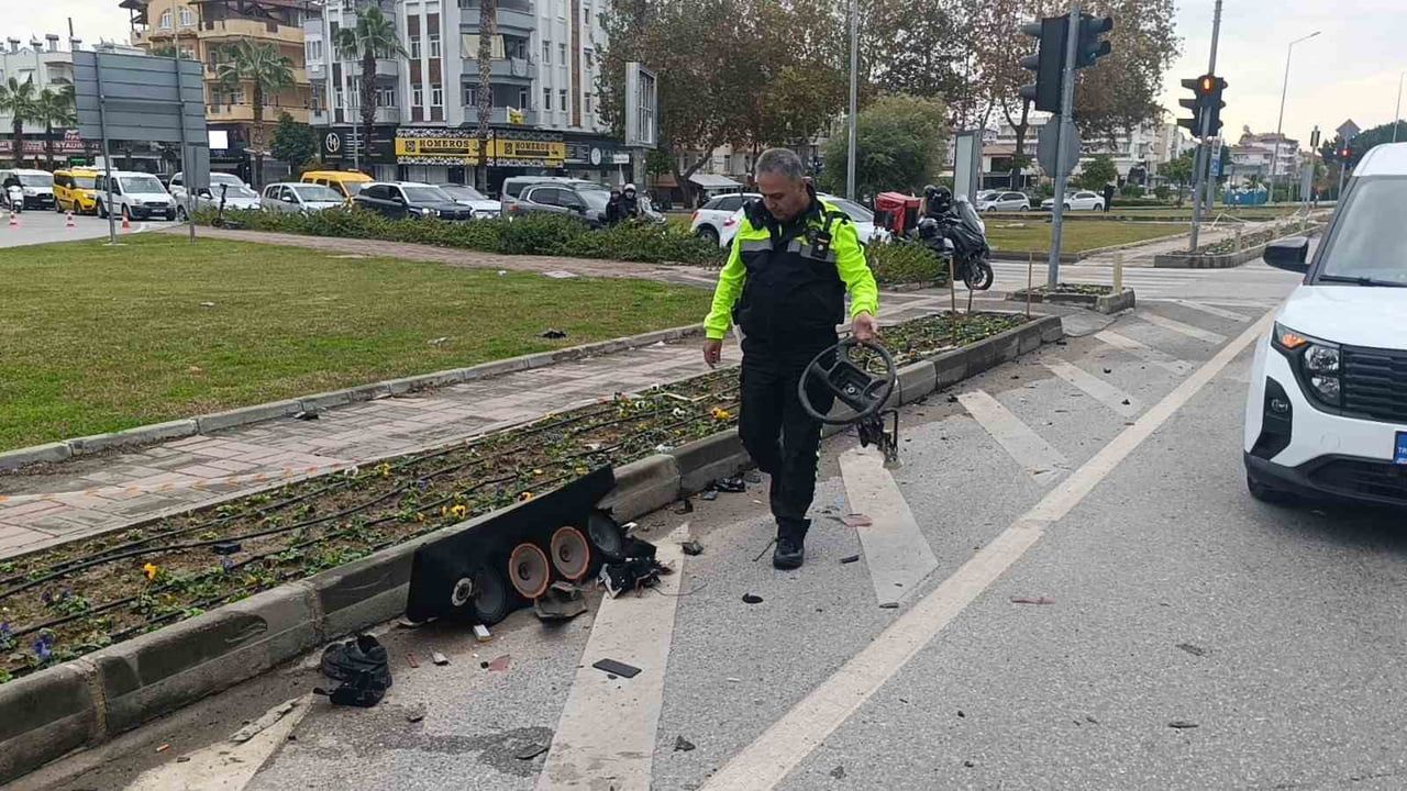 Manavgat’ta ambulans zinciri: ilk kazada 5 yaralı, ambulansa yol verme girişiminde ikinci çarpışma