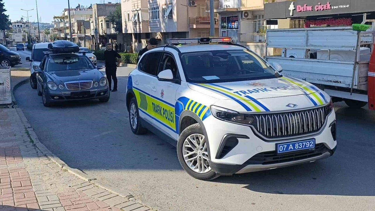 Manavgat'ta bezle kapatılan Mercedes'e plakasız araç cezası: 15 bin 713 TL, araç trafikten men edildi