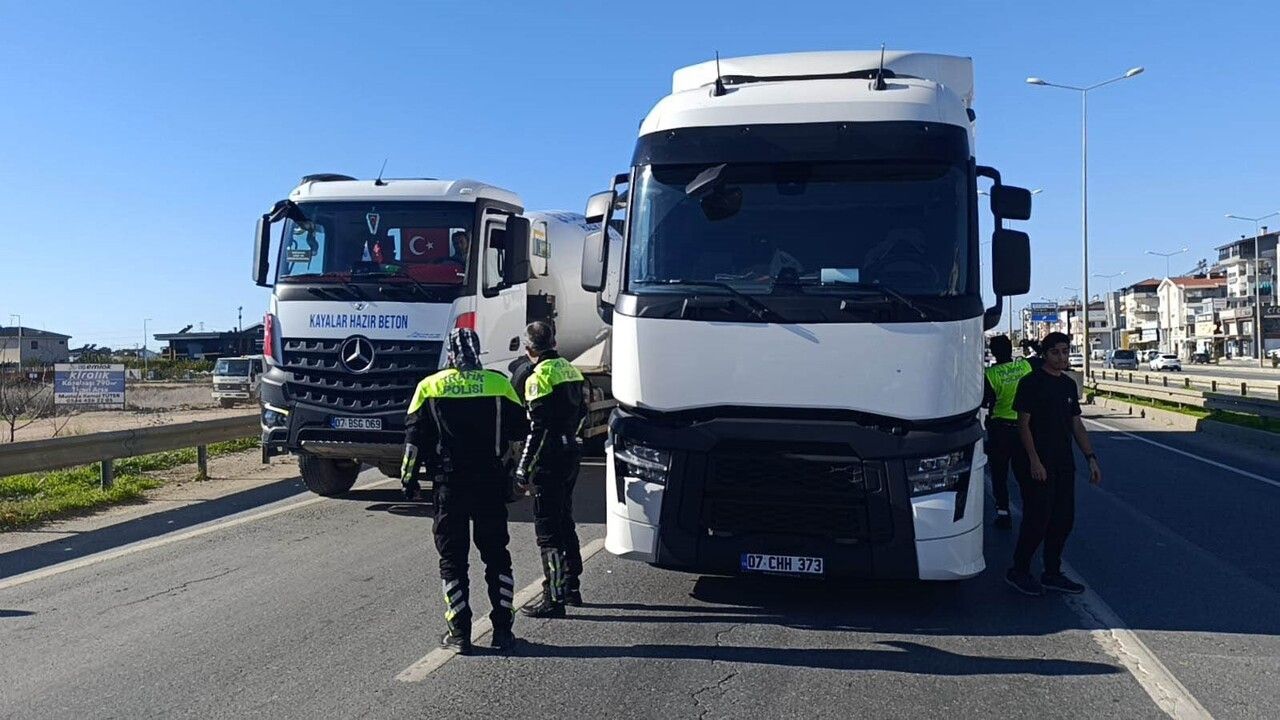 Manavgat’ta D-400 çevreyolunda yol bakım çalışmasında işçi tırın altında kalarak hayatını kaybetti