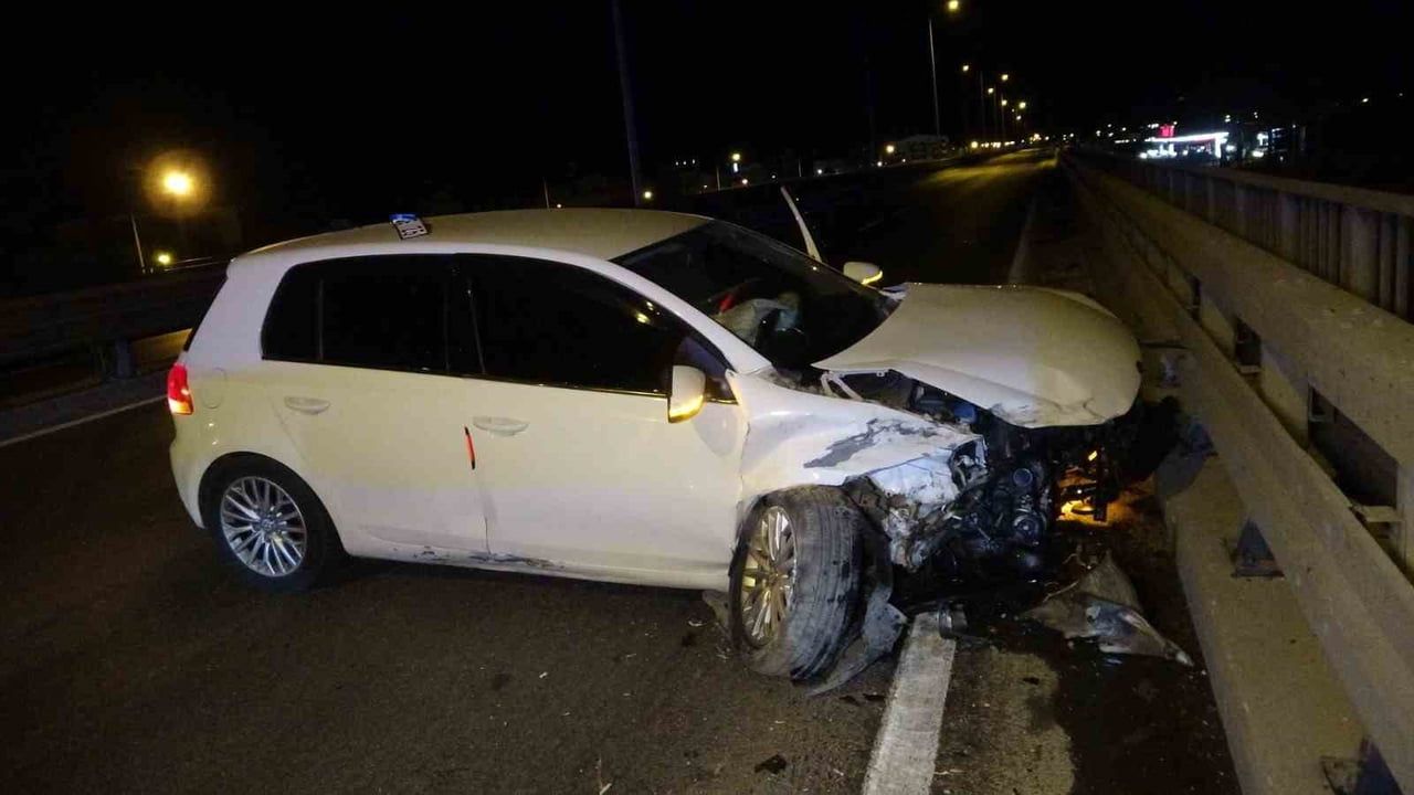 Manavgat'ta D-400 Karayolunda kaza: Bariyerlere çarpan otomobilde 2 yaralı