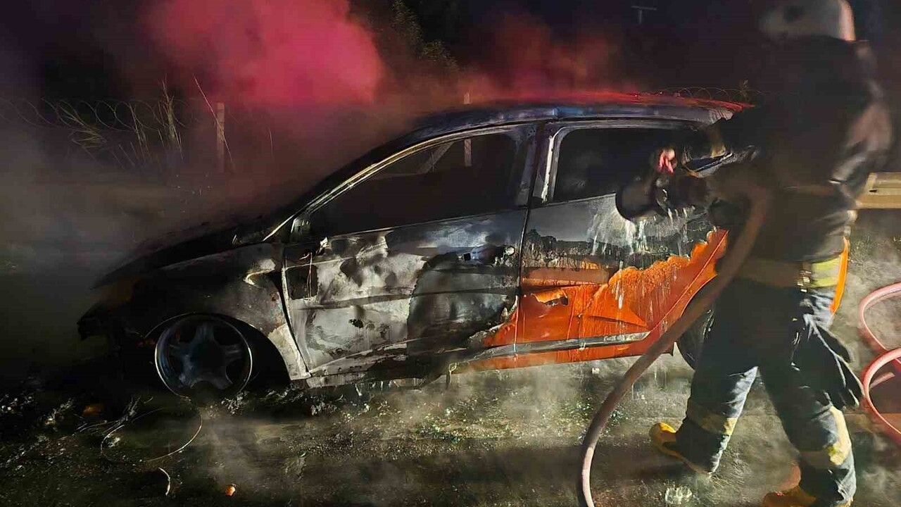 Manavgat'ta D-400 karayolunda seyir halindeki araç yandı; itfaiye söndürdü