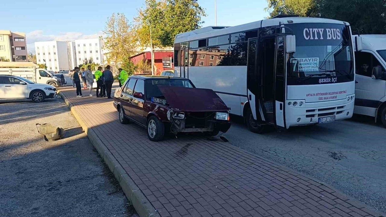 Manavgat'ta ehliyetsiz sürücünün minibüs ve motosiklete çarpması sonucu 1 yaralı