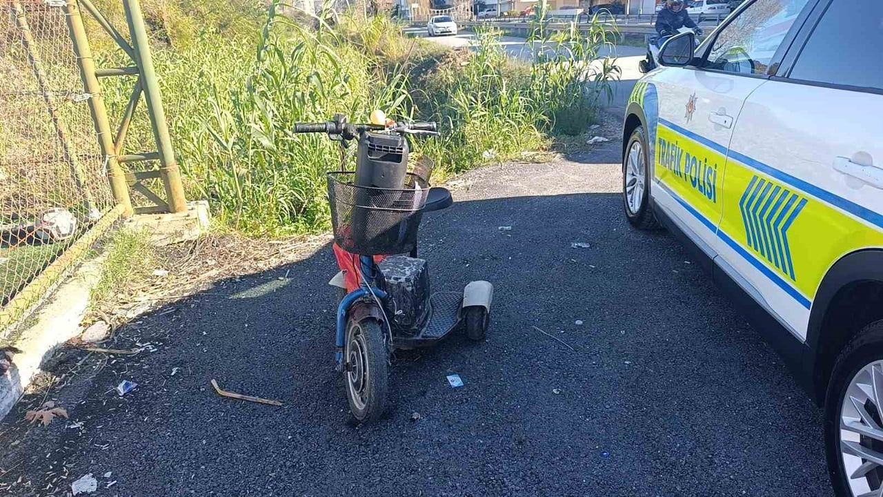 Manavgat'ta elektrikli scooter sürücüsü çukura kaçınca devrildi; 2.14 promil alkollü olduğu tespit edildi