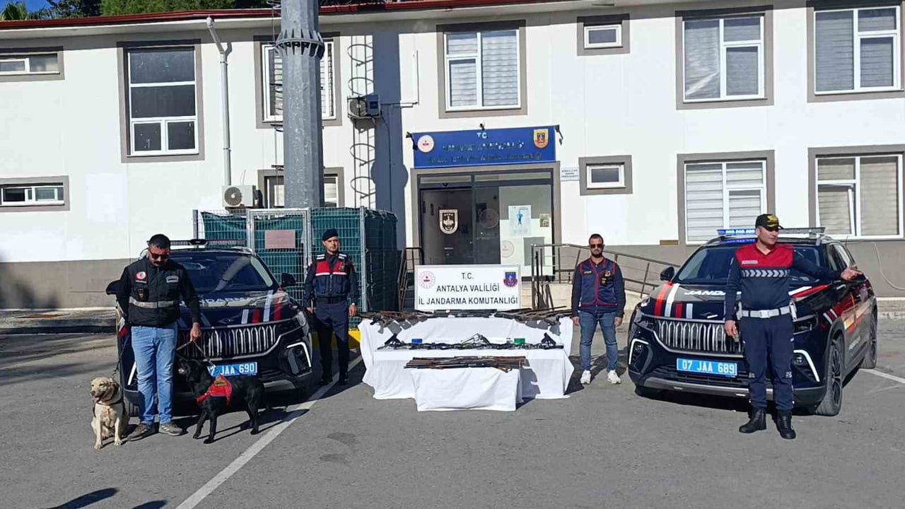 Manavgat'ta Jandarma Operasyonu: 30 Tabanca ve 27 Av Tüfeği Ele Geçirildi