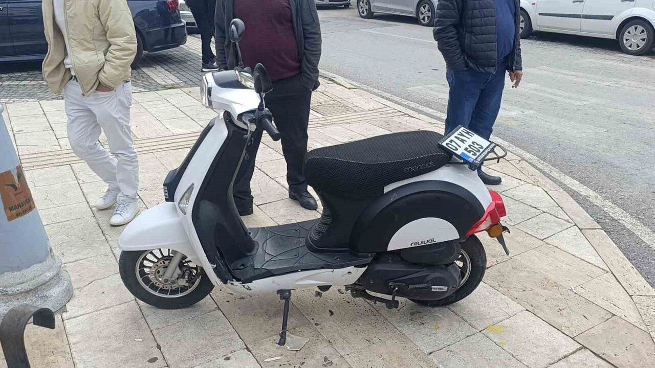 Manavgat'ta kavşakta motosiklet çarpışması: 2 kişi yaralandı, kaza kamerada