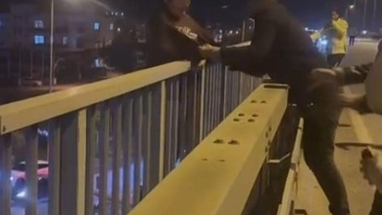 Manavgat'ta köprü korkuluklarına çıkan kadın ekiplerce kurtarıldı