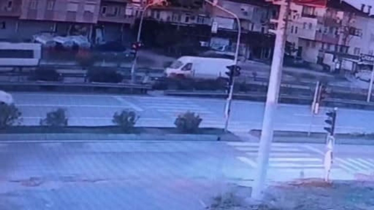 Manavgat'ta motosiklet ile otomobil çarpıştı: sürücü havaya fırladı, kavşak tabelası dikkat çekti