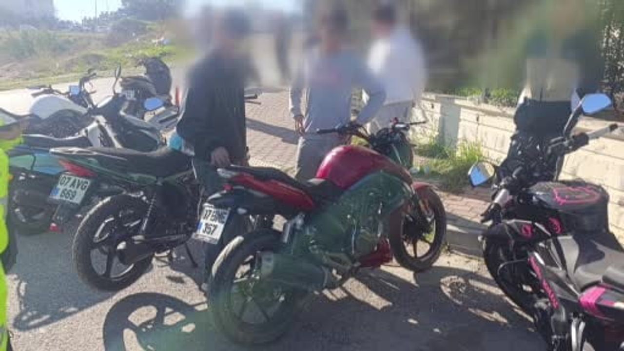 Manavgat'ta motosikletin çarptığı 6 yaşındaki kız yaralandı; sürücü 100 metre sonra yakalandı