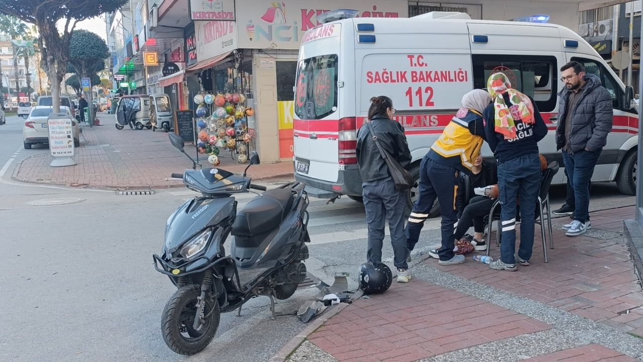 Manavgat'ta motosikletle otomobil çarpıştı: Genç kadın yaralandı