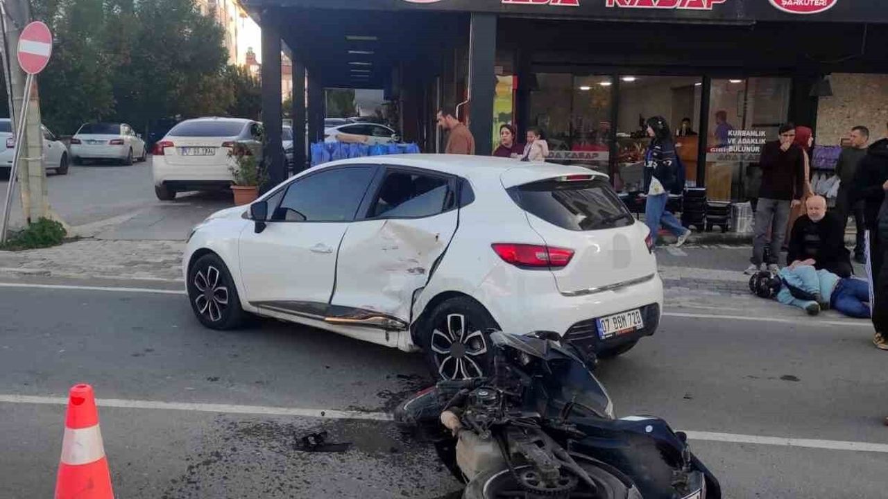 Manavgat'ta otomobille çarpışan motosikletin sürücüsü yaralandı