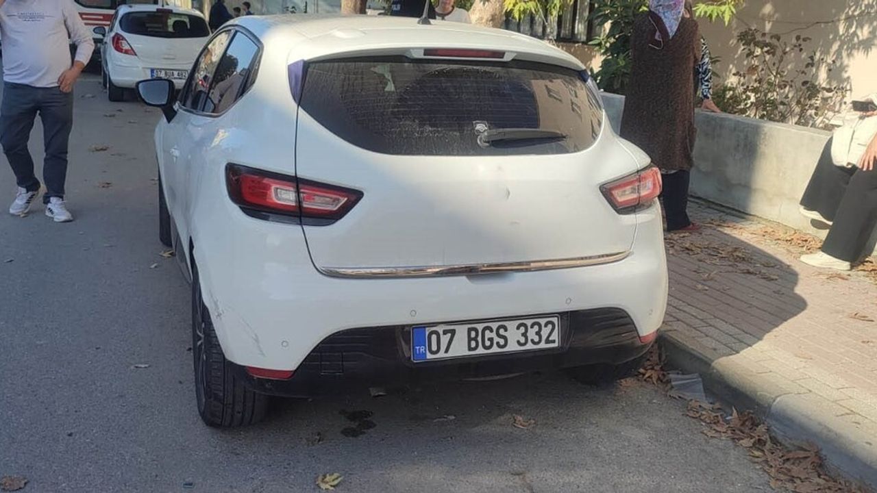 Manavgat'ta park halindeki otomobile çarpan motosiklet sürücüsü yaralandı