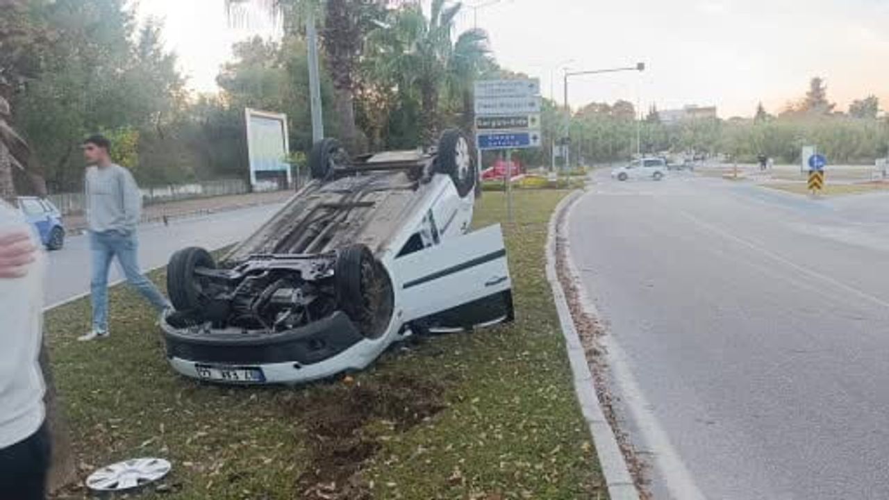 Manavgat'ta refüje çarpıp ters dönen araçtan sürücü ayakta çıktı