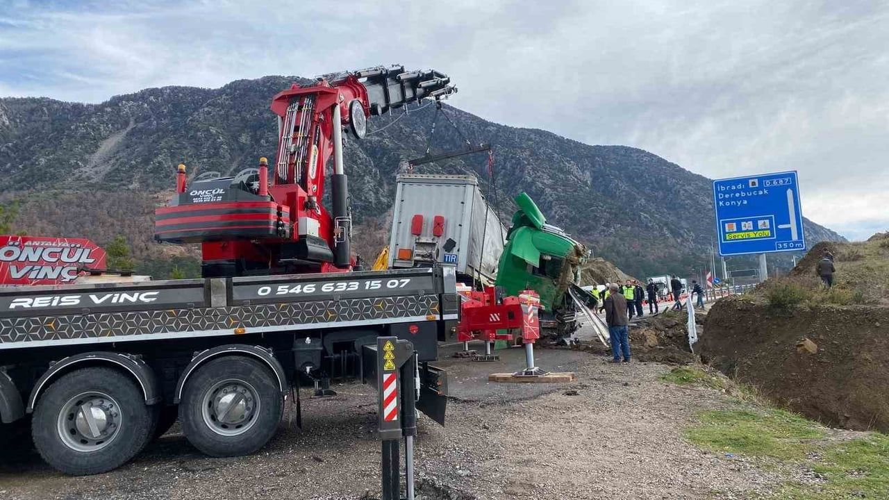 Manavgat'ta şarampole devrilen tırın sürücüsü ağır yaralandı