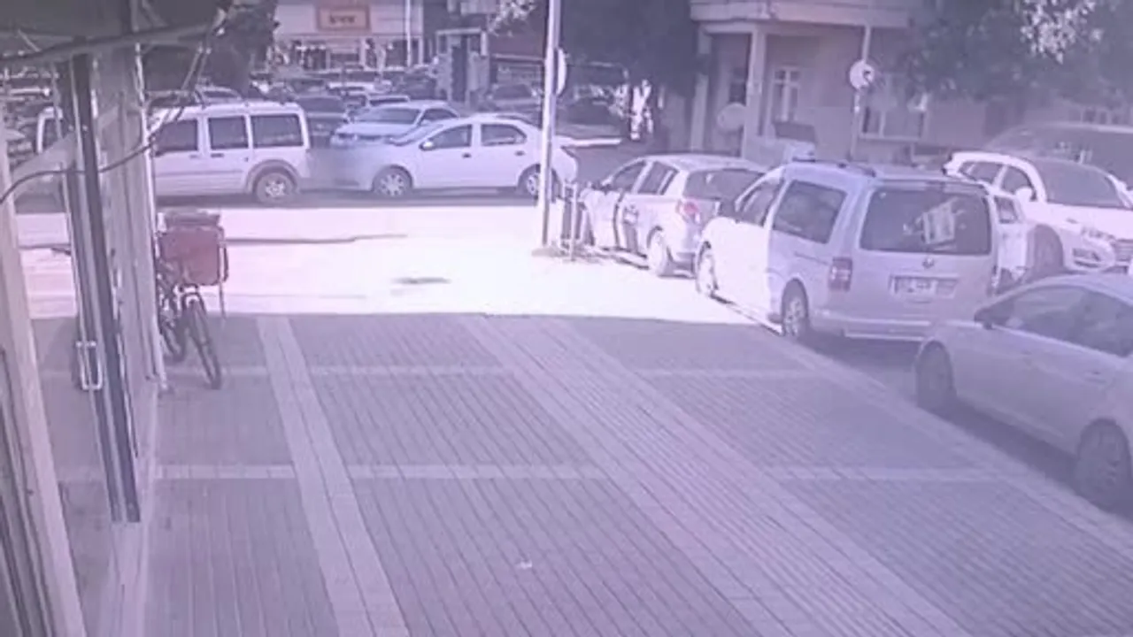 Manavgat'ta sokak kesişiminde otomobil ile hafif ticari araç çarpıştı