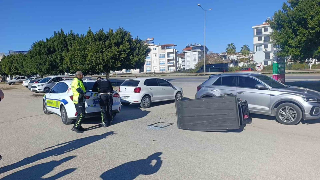 Manavgat'ta üç tekerlekli motorlu bisiklet ile otomobil çarpıştı: 1 yaralı
