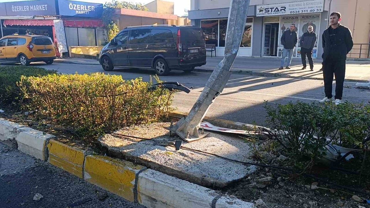 Manavgat’ta virajı alamayan otomobil aydınlatma direğine çarpıp devrildi: 2 yaralı