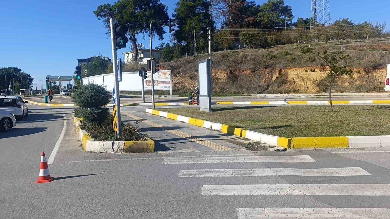 Manavgat'ta yaya geçidinde otomobil ile motosiklet çarpıştı: 1 yaralı, sürücüye 24 bin 172 TL ceza