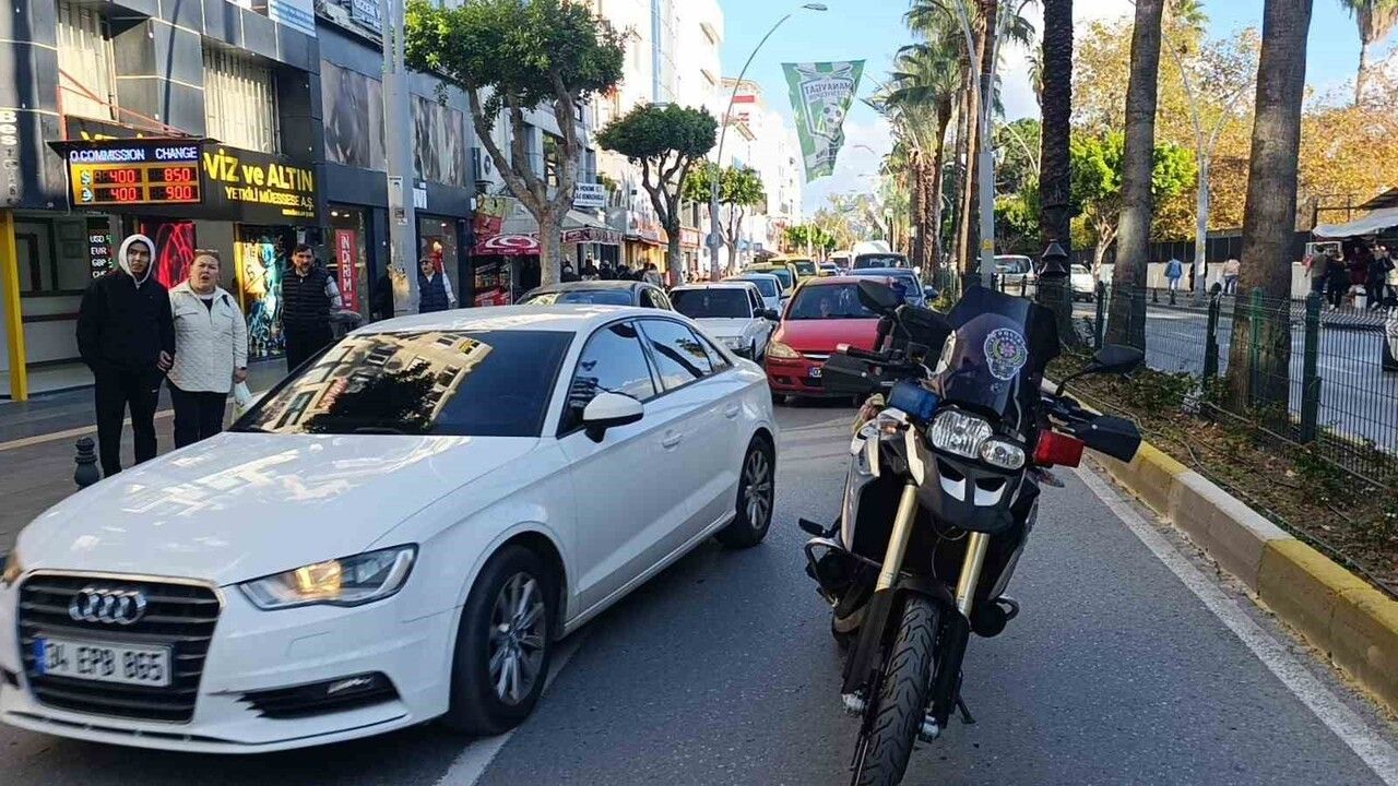 Manavgat'ta yaya geçidinde otomobilin çarptığı yaşlı adam vatandaşların müdahalesiyle hastaneye kaldırıldı