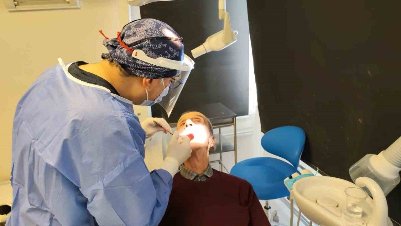 Manisa'da 83 yaşında ortaya çıkan 20'lik diş cerrahiyle çekildi