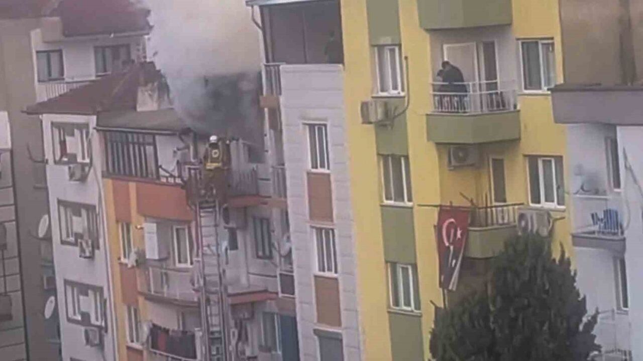 Manisa'da ev yangını: 6 kedi telef oldu, 2 kişi dumandan etkilendi