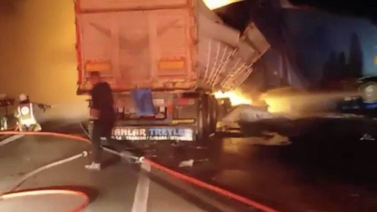 Manisa'da İzmir-İstanbul Otoyolu'nda İki Tır Çarpıştı; Yangın Söndürüldü