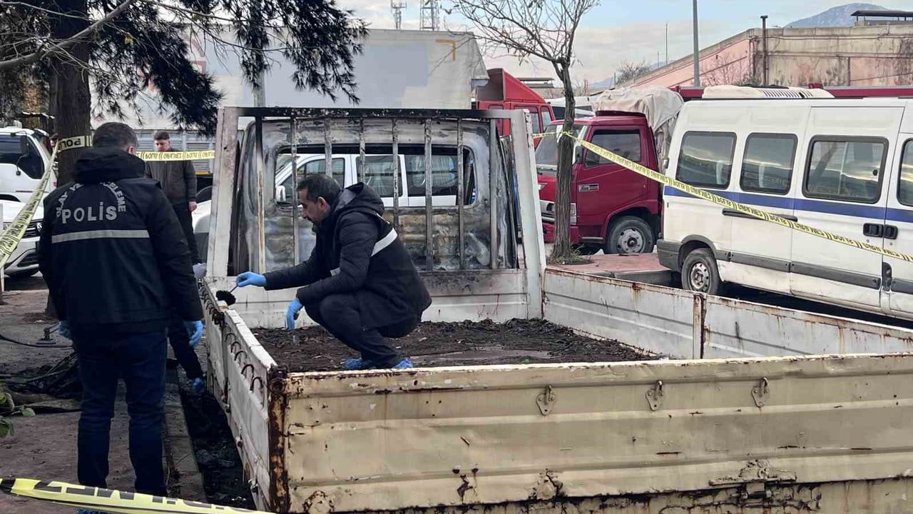 Manisa'da park halindeki kamyonette çıkan yangında Murat Kaymaz yaşamını yitirdi