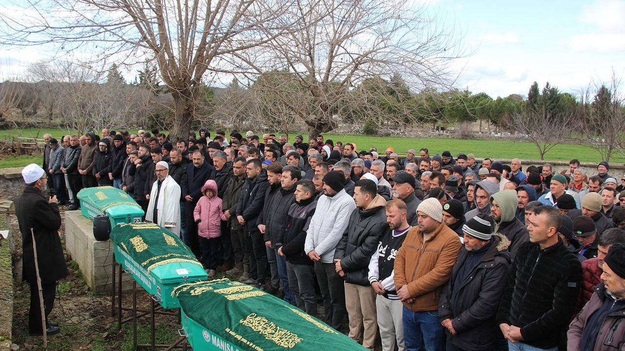 Manisa'da trafik kazasında yaşamını yitiren baba, oğul ve torun Kula'da toprağa verildi