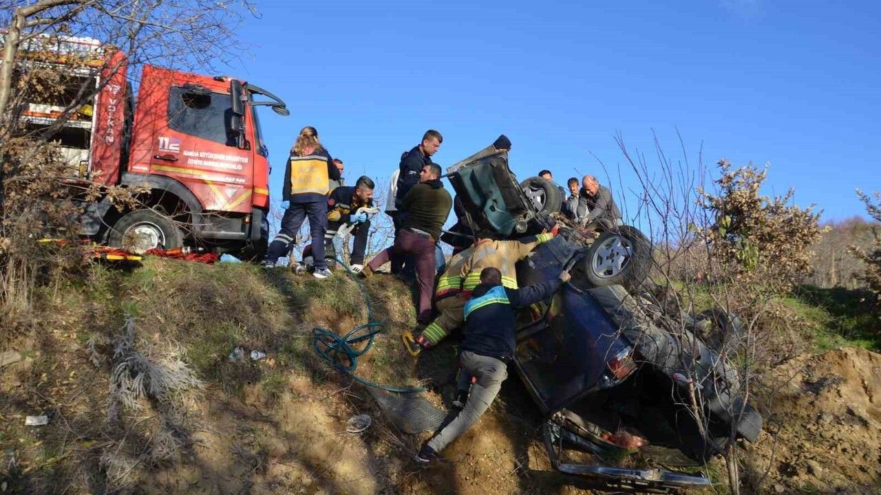 Manisa Demirci'de Otomobil Şarampole Devrildi: Sürücü Yaralandı