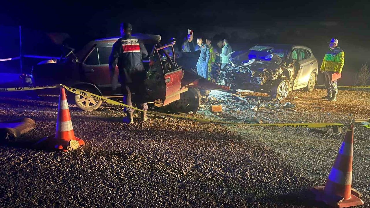 Manisa Demirci'de trafik kazası: Aynı aileden 3 kişi hayatını kaybetti