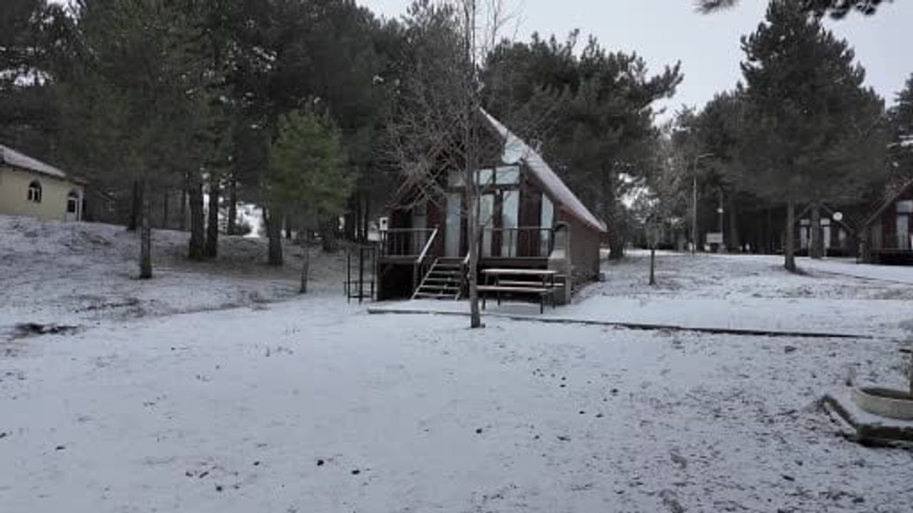 Manisa Demirci'de yüksek kesimlerde mevsimin ilk karı, yaylalar beyaza büründü
