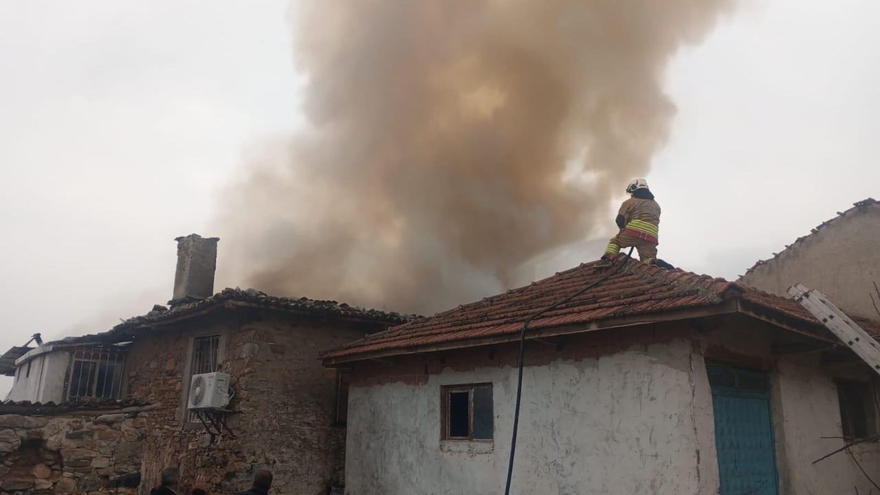 Manisa Kula'da çıkan yangında 2 katlı ev kullanılamaz hale geldi