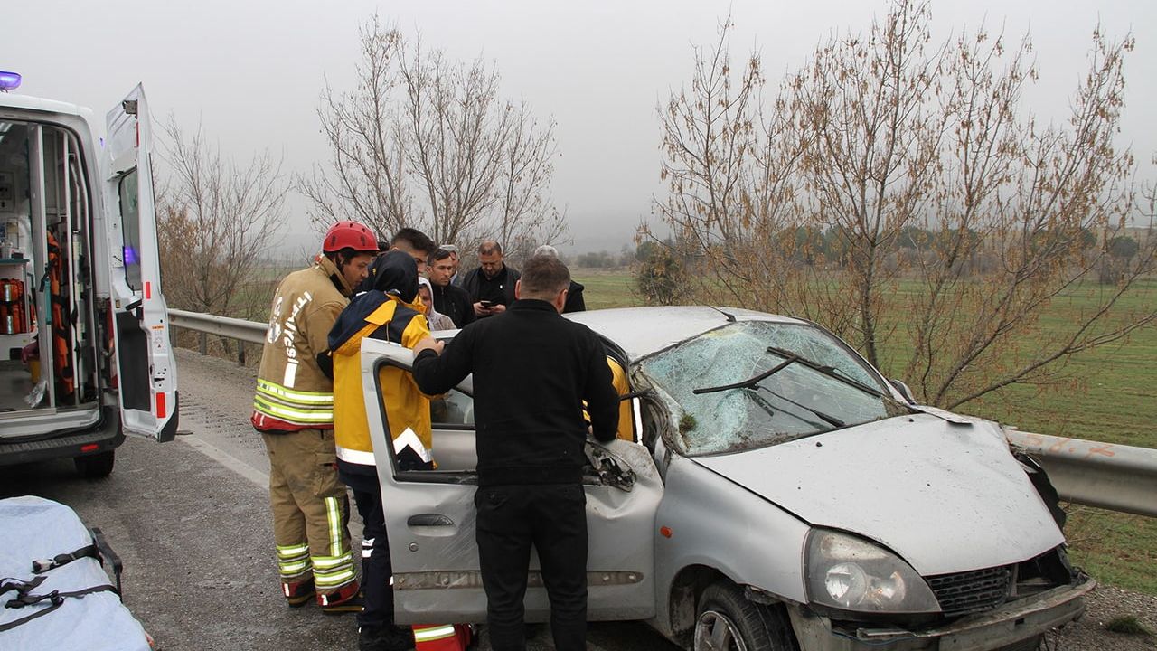 Manisa Kula'da otomobil refüje ve bariyerlere çarptı: 1 ölü, 1 yaralı