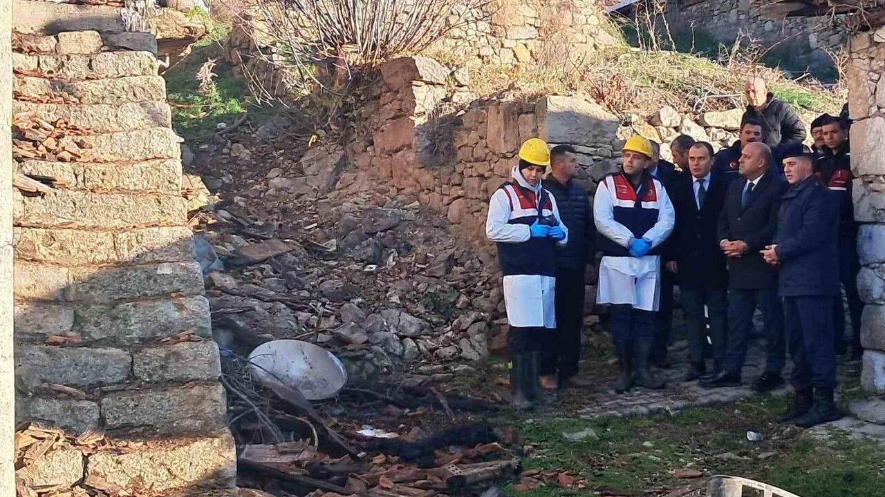 Manisa'nın Gördes ilçesinde gece yangını: 5 eve sıçradı, 1 kişi hayatını kaybetti
