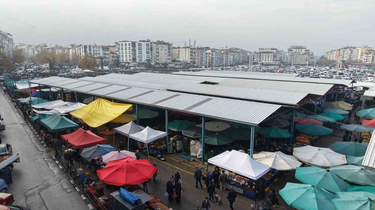 Manisa'nın Perşembe Pazarı, çatı yenileme ve genişletme projesiyle modernize ediliyor
