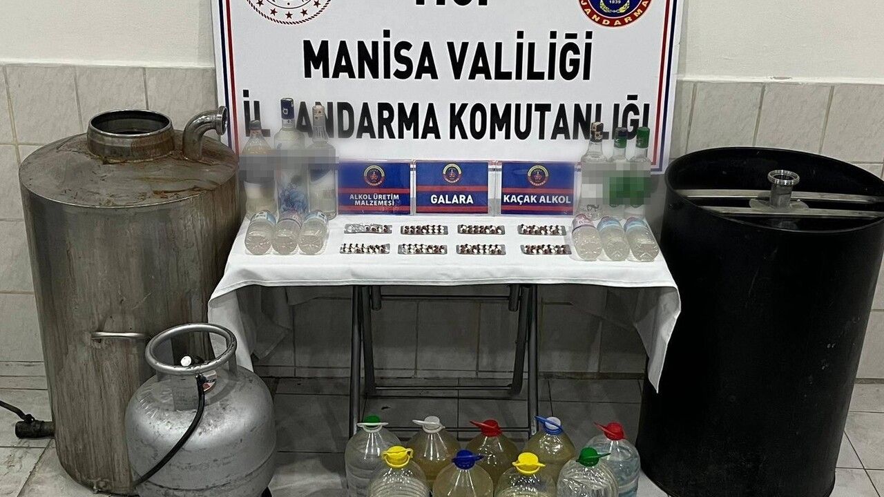 Manisa Salihli'de jandarmadan sahte içki operasyonu: 55 litre rakı ve 102 uyuşturucu hap ele geçirildi