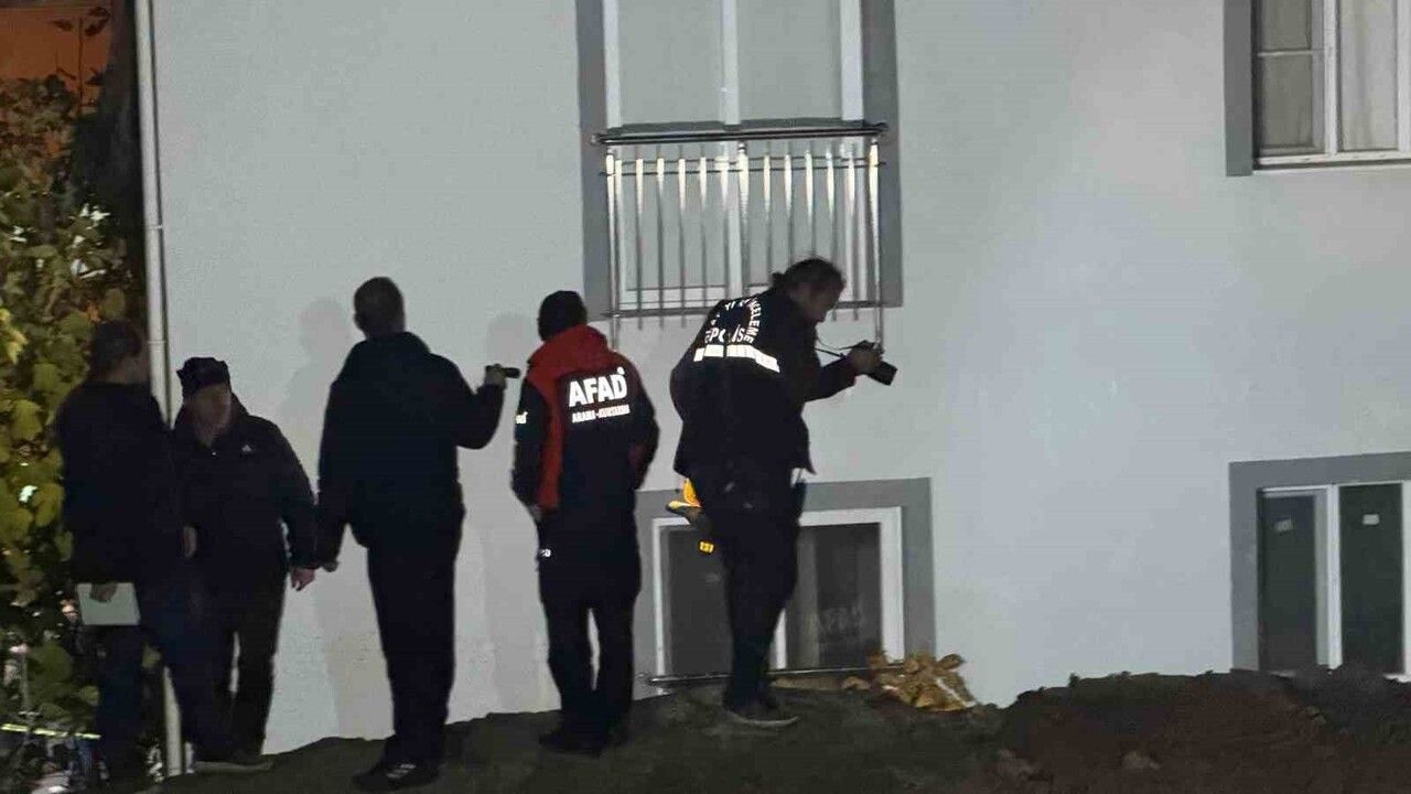 Manisa Turgutlu'da çatlak tespit edilen iki bina tahliye edildi