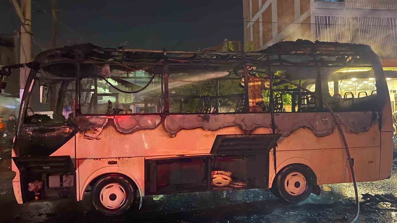 Manisa Turgutlu'da servis otobüsü yandı: Otobüs boştu, 4 motosiklet hasar gördü