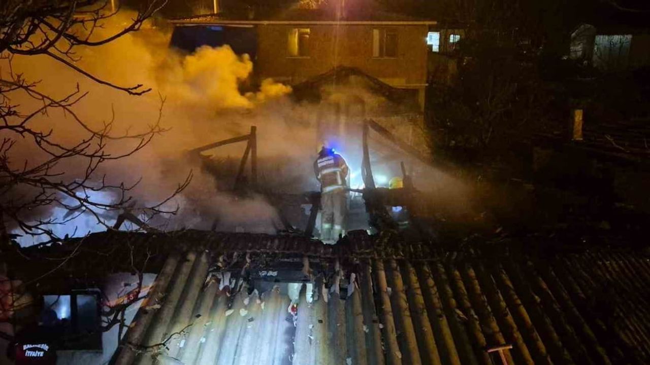 Manyas Peynirkuyu Mahallesi'nde tek katlı ev yangını itfaiye ekiplerince söndürüldü